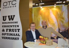 Bart van der Vliet en Fred Kloen van OTC Organics. Fred: "Ons nieuwe kantoor past bij de nieuwe ontwikkelingen. Ook is onze huisstijl zeer recent helemaal vernieuwd. Hier staan we nog met de oude stand, de nieuwe stand valt te bewonderen op de Fruit Logistica in Berlijn."